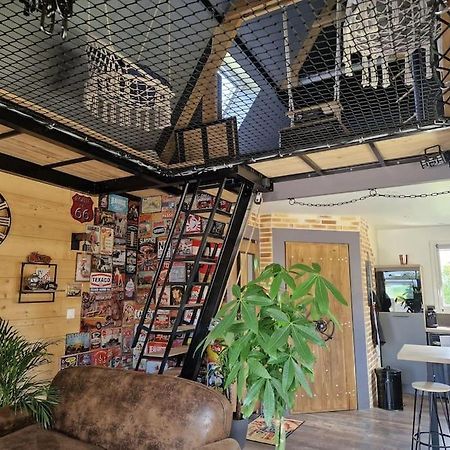 Chalet Industriel Avec Filet Et Spa Sorigny Экстерьер фото