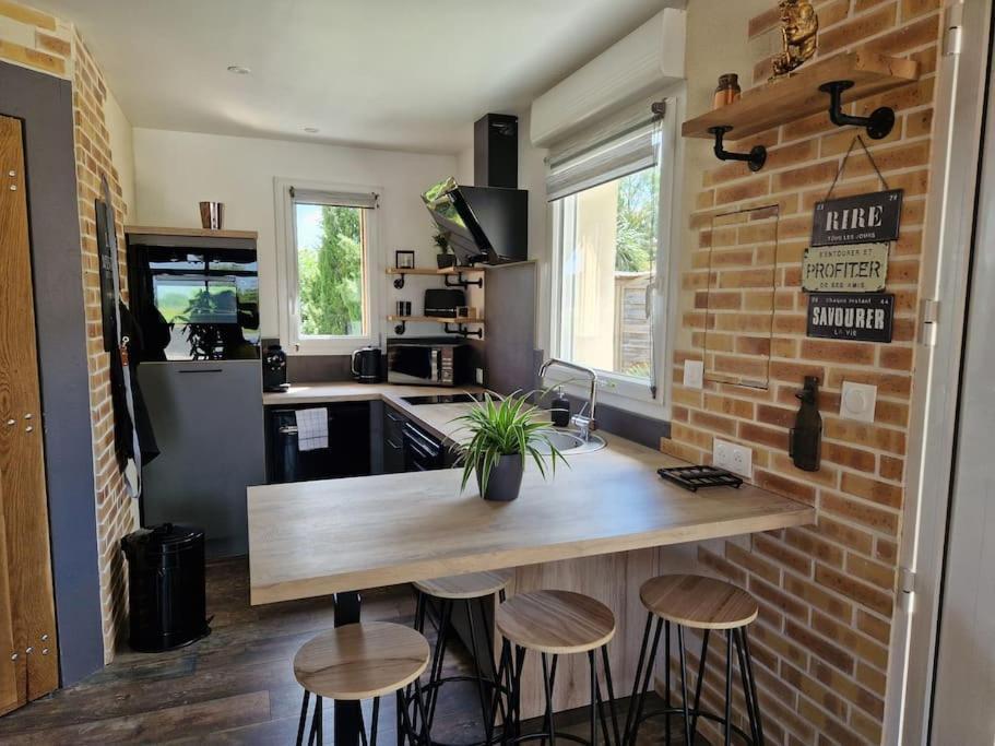 Chalet Industriel Avec Filet Et Spa Sorigny Экстерьер фото