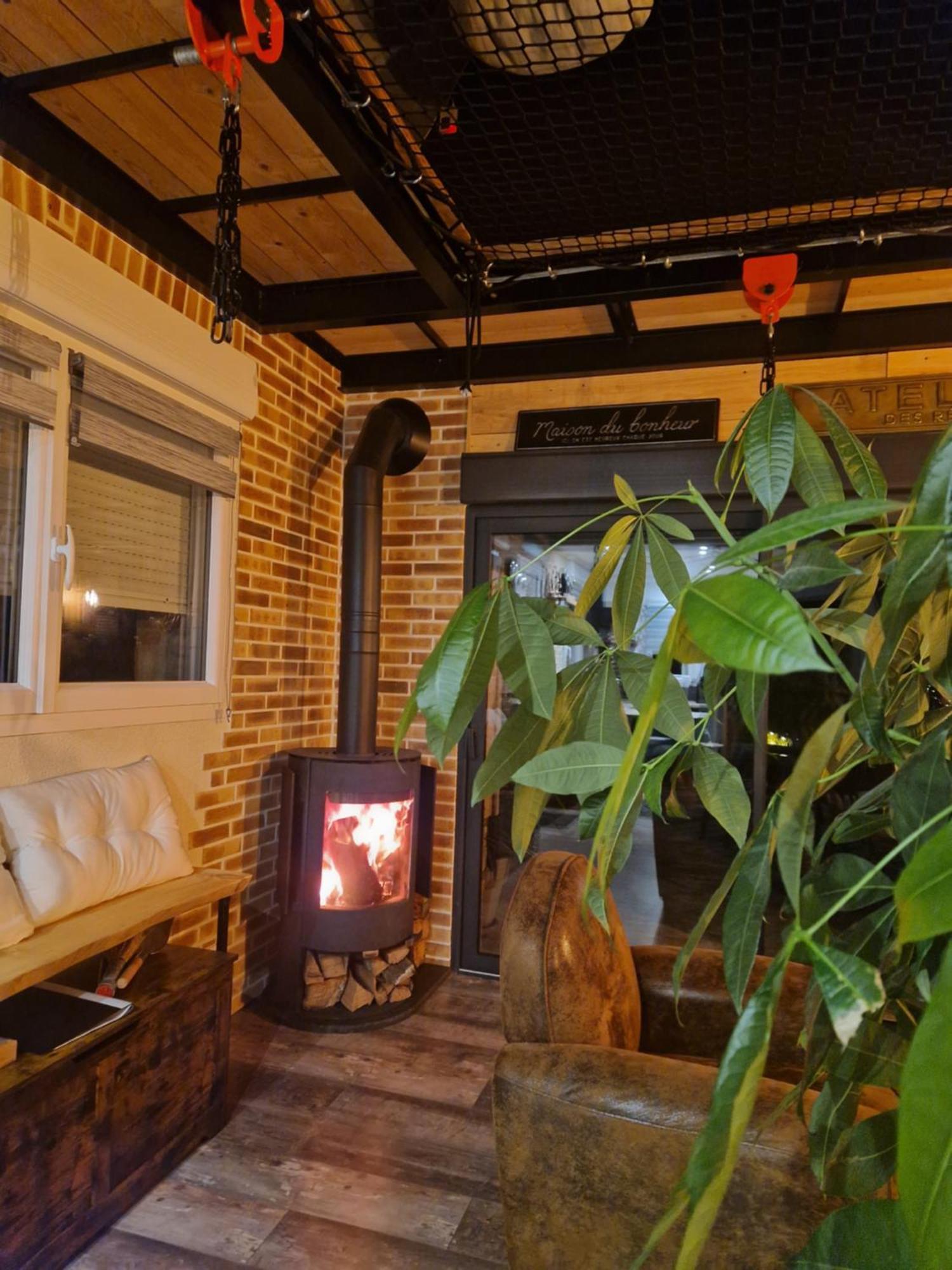 Chalet Industriel Avec Filet Et Spa Sorigny Экстерьер фото