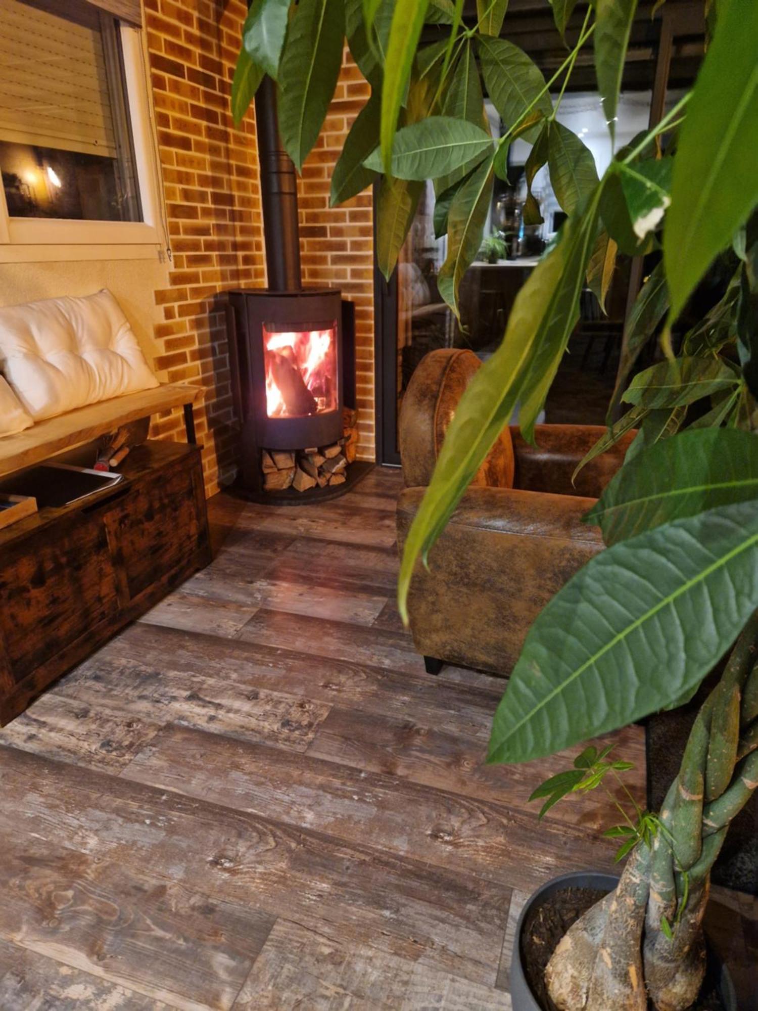 Chalet Industriel Avec Filet Et Spa Sorigny Экстерьер фото